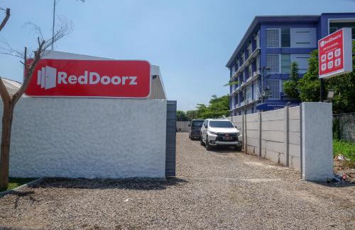 Surakarta Hotel | RedDoorz near Tugu Kartasura