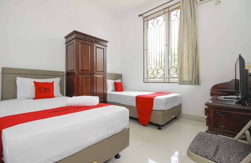 Binong Hotel | RedDoorz @ Permata Sari Karawaci