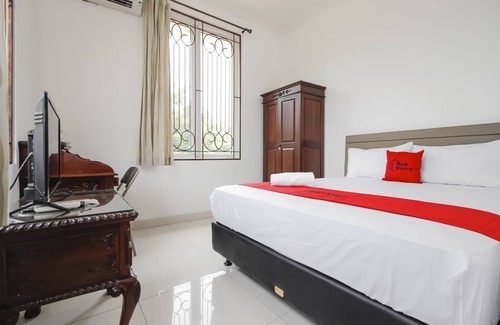 Binong Hotel | RedDoorz @ Permata Sari Karawaci
