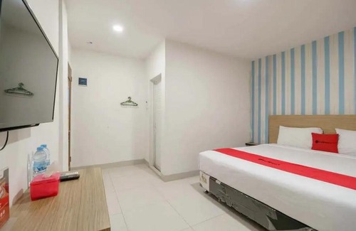 Medan Hotel | RedDoorz Plus @ Cemara Asri Medan