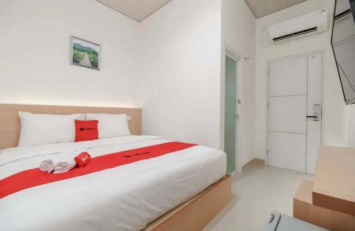 Palembang Hotel | RedDoorz Plus near RS RK Charitas 2 Palembang
