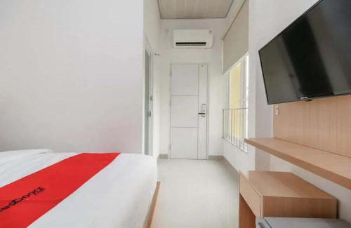 Palembang Hotel | RedDoorz Plus near RS RK Charitas 2 Palembang
