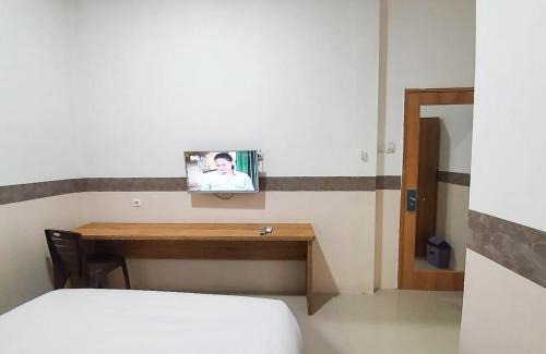 Bekasi Hotel | RedDoorz Syariah near Kota Cinema Mall Jatiasih