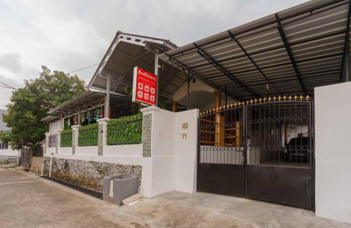 Bekasi Hotel | RedDoorz Syariah near Exit Toll Jatiwarna 2