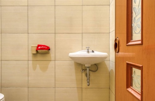 Blitar Hotel | RedDoorz Syariah near Kebon Rojo Park Blitar