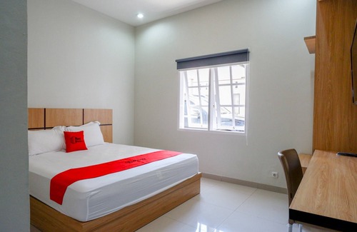 Palu Hotel | RedDoorz Syariah near Mutiara SIS Al Jufrie Airport Palu 2