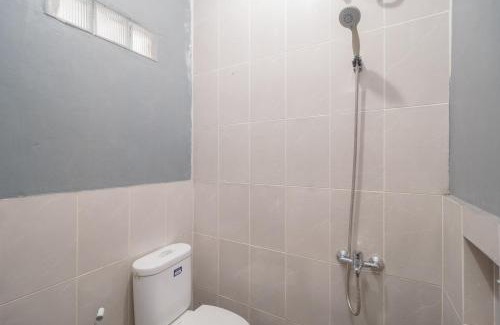 Bekasi Timur Hotel | RedDoorz Syariah near Siloam Hospitals Bulak Kapal