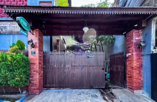 Sidoarjo Hotel | RedDoorz Syariah near Suncity Waterpark Sidoarjo