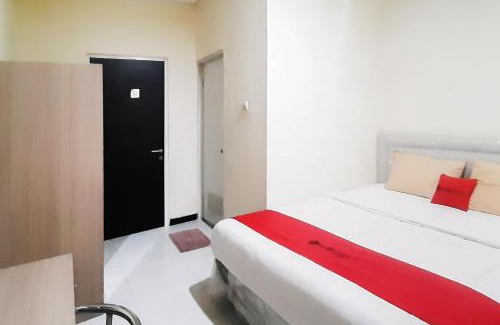 Palembang Hotel | RedDoorz Syariah Near Transmart Mall Palembang