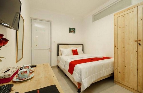 Pancoran House | RedDoorz Syariah Plus near Pancoran 2