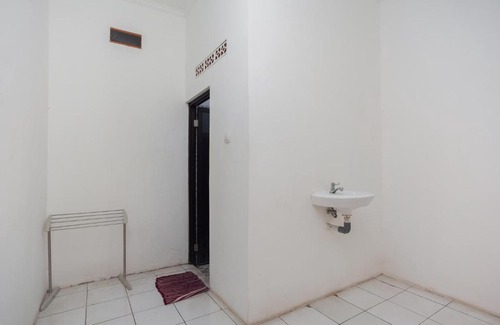 Bekasi Hotel | RedDoorz Syariah Plus near Jatiwarna Toll Gate
