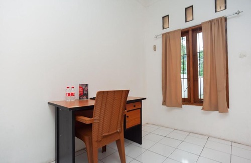 Bekasi Hotel | RedDoorz Syariah Plus near Jatiwarna Toll Gate