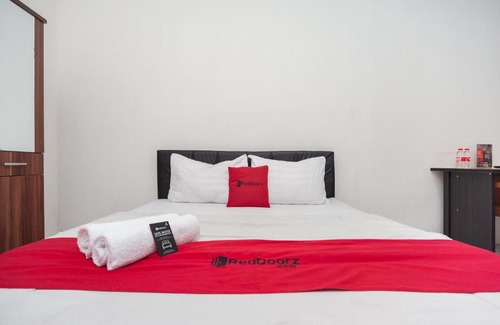 Bekasi Hotel | RedDoorz Syariah Plus near Jatiwarna Toll Gate
