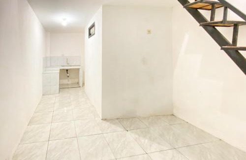Sukorejo Hotel | RedDoorz Yasmine near Taman Dayu