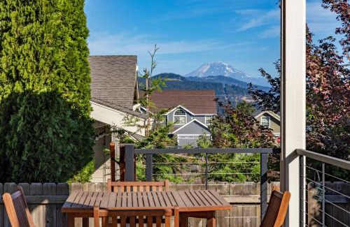Hood River House | Redtail 3 Bedroom with Spacious Kitchen and Covered Back Deck - 30 Day Stay home
