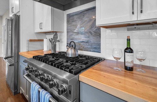 Jefferson House | Reduced Rate! Relax by the Pool @ My Sister's Place w Detached 3rd BR/Media Room