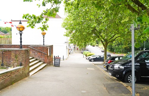 London Borough of Bromley Apartment | *Reduced Rates* *REFURBISHED* Studio (1) 25 Mins approx. to London Bridge