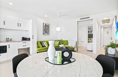Cairns North Condo | Reefside at 201 Lake Street- Stylish City Apartment with Pool & Balcony Near Esplanade