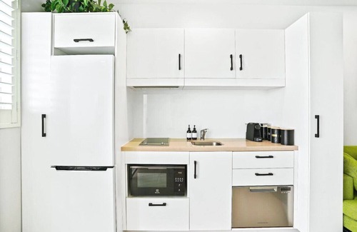 Cairns North Condo | Reefside at 201 Lake Street- Stylish City Apartment with Pool & Balcony Near Esplanade