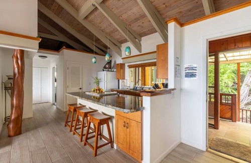Kahaluu Bay Villa | Reefside Suite at Seaspray Ocean View