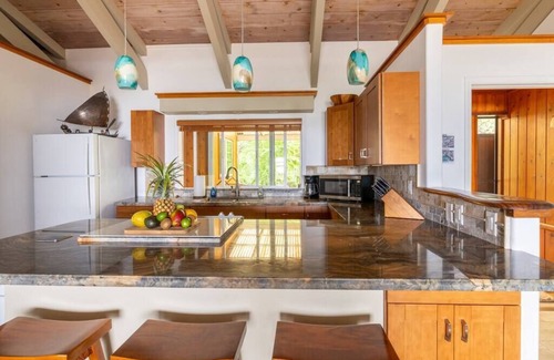 Kahaluu Bay Villa | Reefside Suite at Seaspray Ocean View