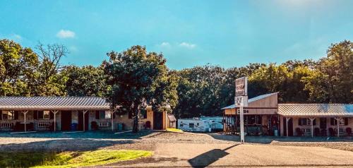 Quitman Hotel | Reel Inn and Lodge