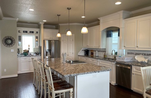 Elmaton House | “Reeling Em Inn” waterfront home on the Colorado River. Boat slip included.