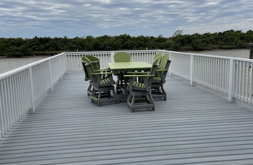 Elmaton House | “Reeling Em Inn” waterfront home on the Colorado River. Boat slip included.