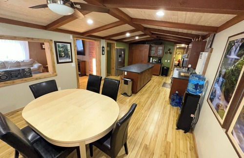 Swansea Point Cabin | Reenie’s Rustic Retreat - Walking distance to beach, Pet friendly!