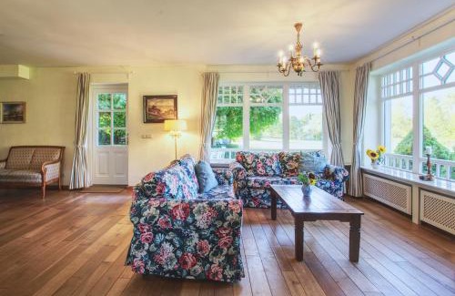 Marlow House | Reetdachhaus mit großem Garten und Kamin