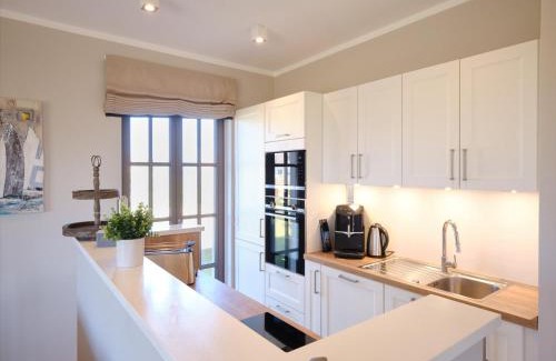 Dranske Villa | Reetland am Meer - Luxus Reetdachvilla mit 3 Schlafzimmern, Sauna und Kamin H20