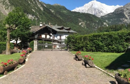 Pallusieux Apartment | Refined 2 bedrooms apartment with garden and solarium view