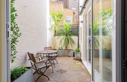 Warwick Apartment | Refined 2BD Flat Between Westminster and Chelsea