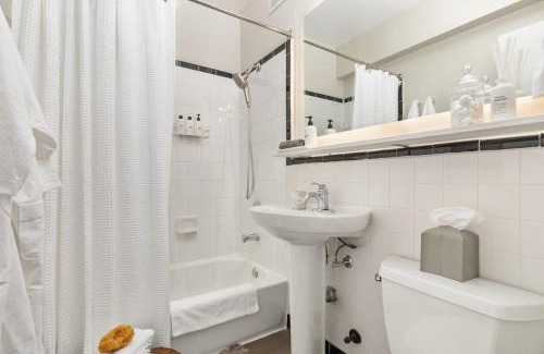 Radnor - Fort Myer Heights Apartment | Refined 2BR King Suite with Gym and Lounge - The MORGAN