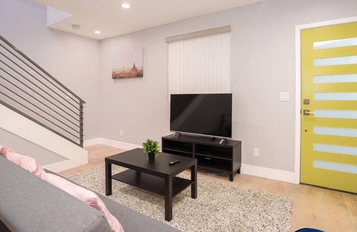 Florence-Graham House | ✸~Refined 4BR Home near LAX and DTLA~✸
