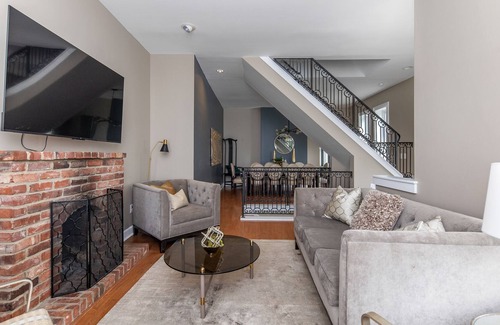 Mount Adams House | Refined & Elegant @ The Eden Park Inn