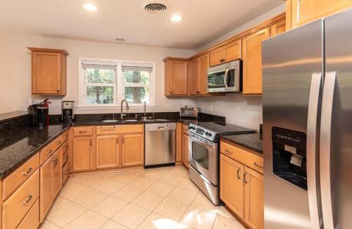 Pigeon Point House | Refinished 3-BR Lowcountry Retreat