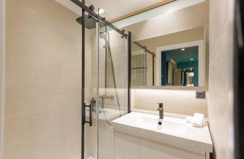 Cannes Old Town Apartment | Reflets d'Azur - Vue mer, plage, neuf, moderne