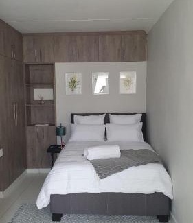 Edenvale House | Refresh Cottage near OR Tambo Airport & Greenstone