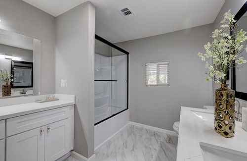 Stockton House | Refreshing 3 bedroom w/ Big Yard + Hot Tub + Garage Parking
