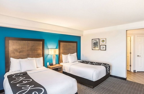 Ahwatukee Foothills Hotel | Refreshing Getaway with Swimming Pool and Daily Breakfast Perks