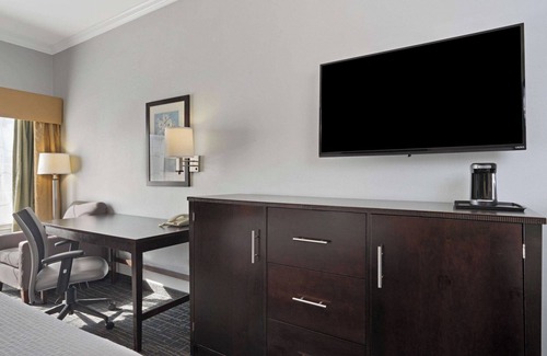 Westchase Hotel | Refreshing Room with Outdoor Pool Access, Pets Are Allowed!