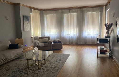 Greater Grand Crossing Apartment | Refreshingly Classic, Yet Charming 2200 sq. ft. Apartment Home Away From Home