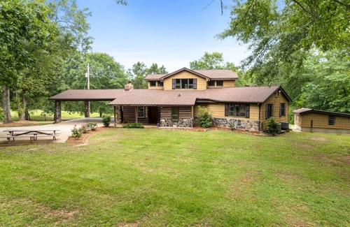 Griffin Cabin | Refuge Ranch Lodge | Log Cabin | Lake | Privacy | Weddings