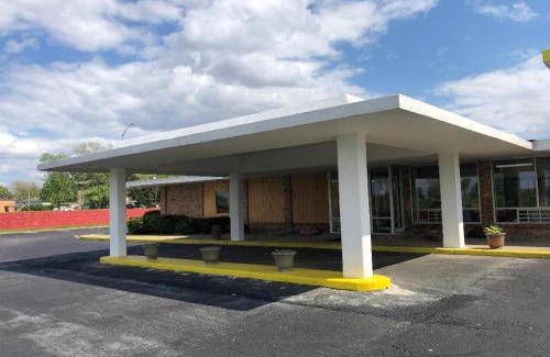 Lincoln Hotel | Regal 8 Inn & Suites