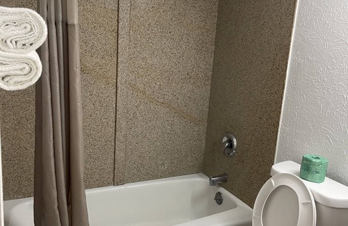 Lincoln Hotel | REGAL 8 INN & SUITES