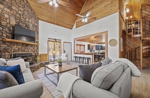 Broken Bow House | Regal Raccoon -5 Bedroom Cabin