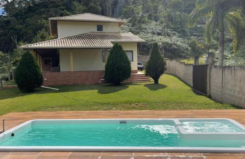 Vitor Hugo House | Região de Pedra Azul casa Amarela