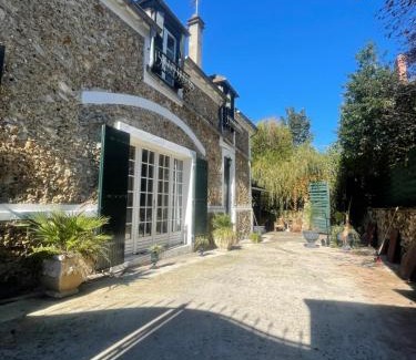 Saint-Cyr-sur-Morin Ski Chalet | Relais Napoléonien Gîte historique au vert, 1h de Paris