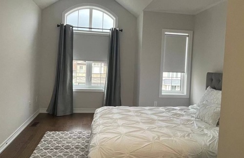 York Regional Municipality House | Relax 3200 Sq 4 Bedrooms with 4 Beds 15 Mins Drive to lake !